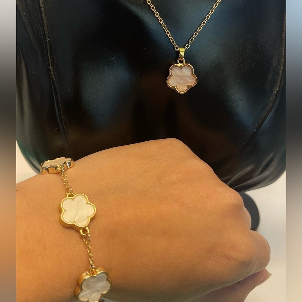 Gold tone flower necklace and bracelet set - Picture 1 of 6